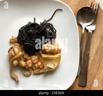 Tagliatelle al Nero Di seppia avec seiches et crevettes Banque D'Images