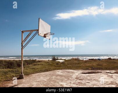 Terrain de basket-ball au bord de la mer Banque D'Images