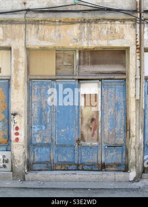 Quatre vieilles portes en bois avec peinture bleue Banque D'Images