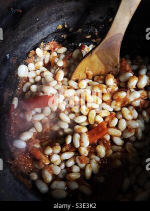Les haricots cuits sont des haricots cuits dans une casserole à cuisson lente Banque D'Images