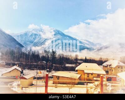 Un matelas d’hiver sous la neige en Savoie Banque D'Images