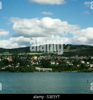 Vue sur Lillehammer. Rampes de ski olympiques Banque D'Images