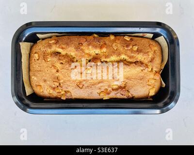 Gâteau fraîchement cuit dans un moule Banque D'Images