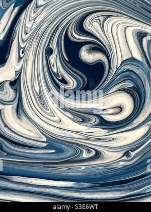 Tourbillons magiques de peintures bleues et blanches Banque D'Images