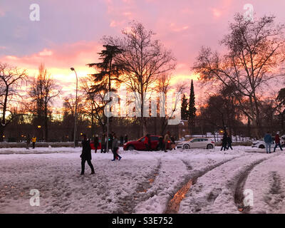 Parc Retiro couvert de neige au crépuscule. Madrid, Espagne Banque D'Images