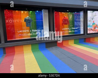 Couleurs arc-en-ciel faisant la promotion de la fierté de LBGTQ sur les fenêtres et les trottoirs de Macy à Herald Square, NYC, États-Unis Banque D'Images