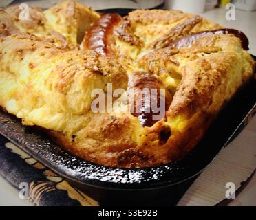 Crapaud traditionnel dans le trou fait avec des saucisses et Yorkshire pudding Banque D'Images