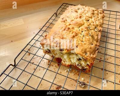 Gâteau aux fruits fait maison sur une grille de refroidissement. Banque D'Images