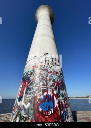 Graffitis peint sur le phare de l'Old Broadwater Marina à Biloxi Mississippi Banque D'Images