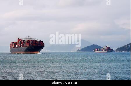 Des navires de fret traversant le canal de lamma est à Hong kong. Banque D'Images