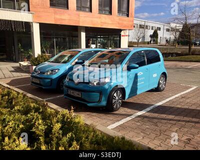 Deux voitures électriques Volkswagen e-up pour le programme de partage de voitures Spark garées à Sofia Business Park à Sofia, Bulgarie, Europe de l'est, UE Banque D'Images