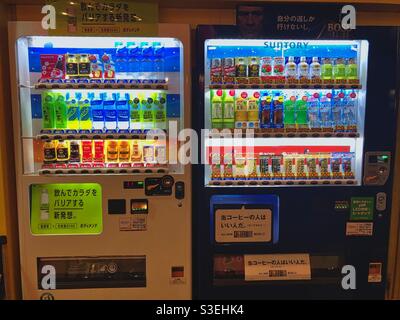 Distributeur automatique de boissons avec éclairage nocturne dans le quartier d'Akihabara à Tokyo, Japon. Banque D'Images