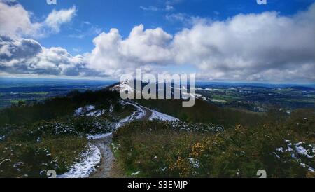 Malvern Hills dans le Worcestershire dans la neige en avril, en regardant vers le sud en direction de persévérance Hill et British Camp Banque D'Images