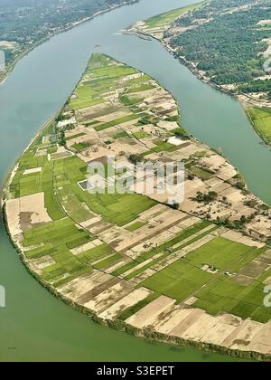 Une photographie aérienne de la rivière Hooghly dans le Bengale occidental avec une petite île agricole Banque D'Images