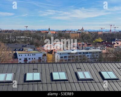 Paysage urbain de Munich avec les Alpes en arrière-plan. Vue depuis le Deutsches Museum. Allemagne. Banque D'Images