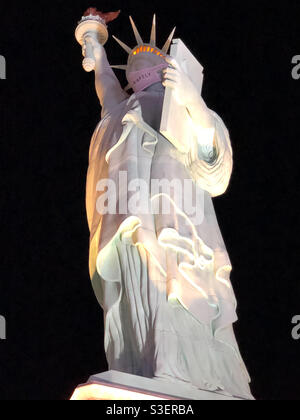 Las Vegas, États-Unis. 15 avril 2021. Tard dans la nuit sur le Strip de Vegas la Statue de la liberté au cirque cirque portant un masque Covid .. Banque D'Images