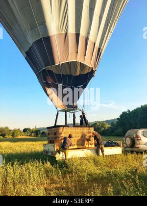 Chargement d'un panier en osier pour ballon à air chaud sur une remorque à la fin d'un vol avec ballon toujours attaché - Toscane, Italie, Europe Banque D'Images