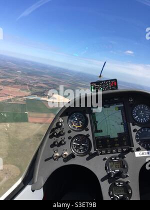 Tableau de bord de planeur Schempp-Hirth Duo Discus. Le planeur est en vol au-dessus de la campagne. Banque D'Images