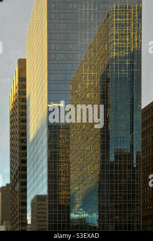 Reflets du coucher du soleil sur les tours de bureaux du centre-ville de Calgary, Alberta, Canada. Banque D'Images