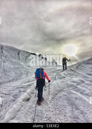 Alpinisme/escalade du Grand Paradiso, Vallée d'Aoste, Italie, Alpes, Europe s'est enlisé vers le sommet du glacier Banque D'Images