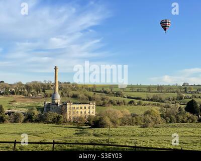 Tard dans la soirée au Bliss Mill à Chipping Norton, Oxfordshire avec ballon à air chaud au-dessus Banque D'Images