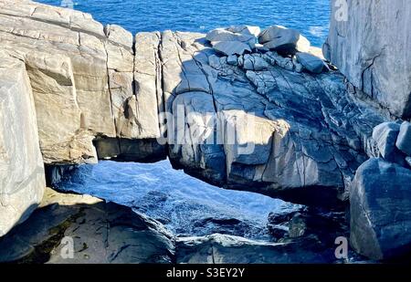 Pont naturel en pierre de granit dans le parc national de Torndirrup le long de la côte sud de l'océan, région Great Southern près d'Albany Australie occidentale Banque D'Images