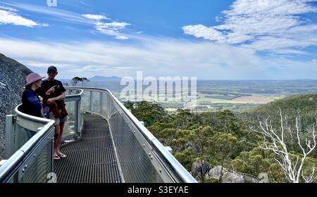 Touristes se tenant sur Granite Skywalk au sommet de Castle Rock Dans la chaîne de Porongurup dans la grande région du Sud près de Albany Australie occidentale Banque D'Images