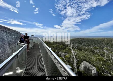 Touristes se tenant sur Granite Skywalk au sommet de Castle Rock Dans la chaîne de Porongurup dans la grande région du Sud près de Albany Australie occidentale Banque D'Images
