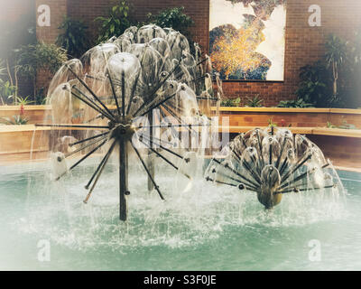 Fontaines dans un espace de rassemblement intérieur du réseau de passerelles du centre-ville de Plus15. Calgary, Alberta, Canada. Banque D'Images