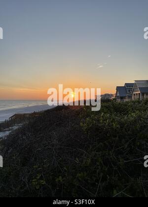 Vue supérieure du coucher de soleil doré sur la plage de sable blanc à Bord de mer de Floride Banque D'Images