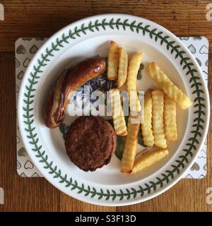 Cuisine allemande. Bratwurst frikadelle pommes frites sur une assiette à dîner Banque D'Images