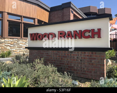 Burbank, CA / USA - 21 mars 2021 : un barbecue et grill Wood Ranch est présenté pendant la journée. Ouvert pour la première fois à Moorpark, en Californie, en 1992, l'entreprise s'est depuis élargie à seize emplacements. Banque D'Images