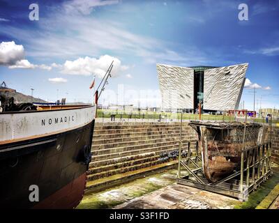 SS nomade avec Titanic Belfast en arrière-plan. Le nomade était un tendre au Titanic Banque D'Images