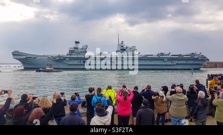 Le HMS Queen Elizabeth quitte Portsmouth Harbour avant sa première déploiement opérationnel Banque D'Images