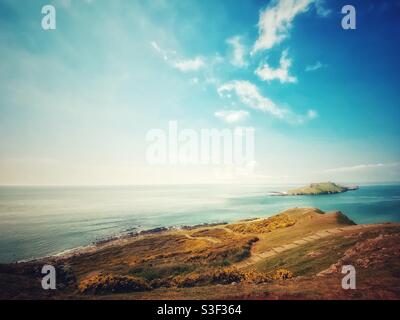 Une photographie de Worm’s Head à la baie de Rhossili, sur la péninsule de Gower, au pays de Galles, au Royaume-Uni, le week-end des vacances des banques du printemps Banque D'Images