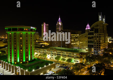 Downtown Mobile, horizon de l'Alabama la nuit Banque D'Images