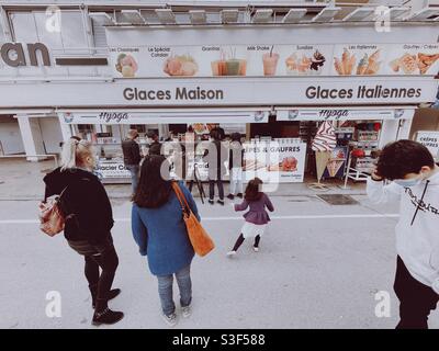 Personnes se trouvant devant un stand de glace à Palavas les Flots, près de Carnon et Montpellier, Occitanie, sud de la France Banque D'Images