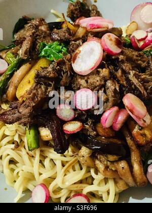 Faire sauter avec les nouilles courgette aubergine poivrons jaunes radis épinard asperges et rôti de bœuf Banque D'Images