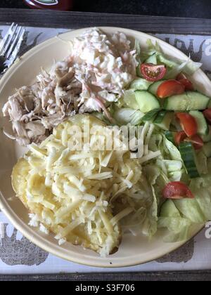 Dîner d'été avec poulet, pomme de terre en veste avec fromage et salade Banque D'Images