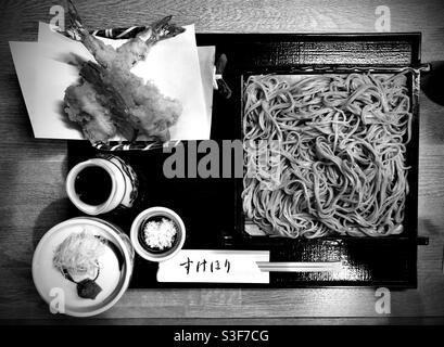 Zaru-soba (nouilles japonaises de sarrasin) avec tempura aux crevettes, déjeuner dans un restaurant japonais Banque D'Images