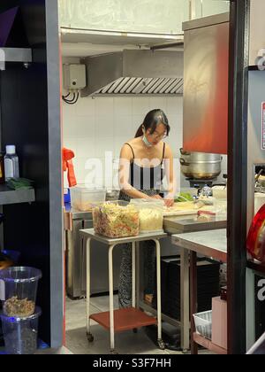 Une femme vietnamienne prépare des plats dans un restaurant thaïlandais à la Grande Motte, près de Palavas les Flots, Canon plage et Montpellier, Occitanie, sud de la France Banque D'Images