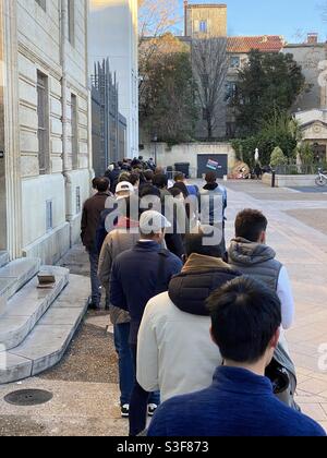 Les personnes se présentant devant la Préfecture de l’Herault en mars 2019, Montpellier, Occitanie, sud de la France, juste avant la pandémie du COVID Banque D'Images