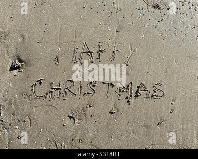 Joyeux Noël écrit dans le sable à Palavas les Flots près de Carnon Plage et Montpellier, Occitanie, sud de la France Banque D'Images