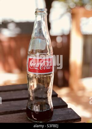 Bouteille de verre Coca-Cola sur un fond flou tourné pendant l'été à Ottawa, Ontario, Canada Banque D'Images