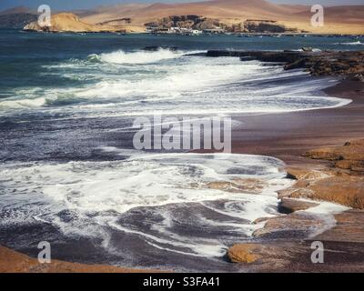 Plage de sable rouge dans la réserve nationale de Paracas, Pérou Banque D'Images