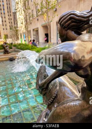 Les fontaines de sculpture sont une caractéristique des jardins du canal du Rockefeller Center, New York, USA Banque D'Images