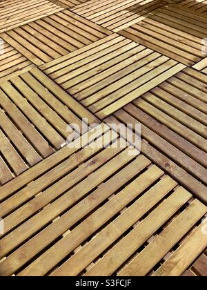 Terrasses de jardin en bois exposées au centre du jardin. Banque D'Images