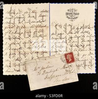 Victorian 1866 nouvel an et Joyeux Noël écrit à la main « cross-writing » lettre de voeux et enveloppe avec G.B. Timbre rouge Penny. Banque D'Images