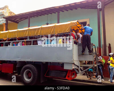 Les habitants se sont entassés dans un camion utilisé comme transport public à Santiago de Cuba Banque D'Images