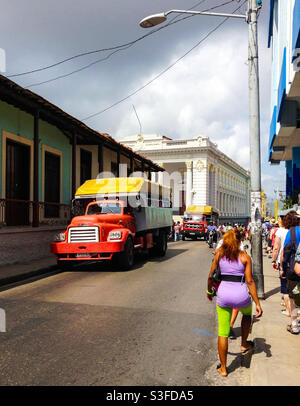 Camions dans la rue utilisés comme transport de passagers à Santiago, Cuba Banque D'Images